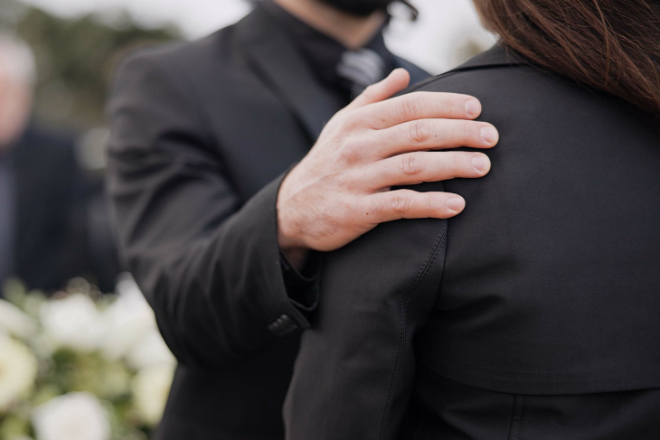 Wie man Trauernden sein Beileid ausspricht